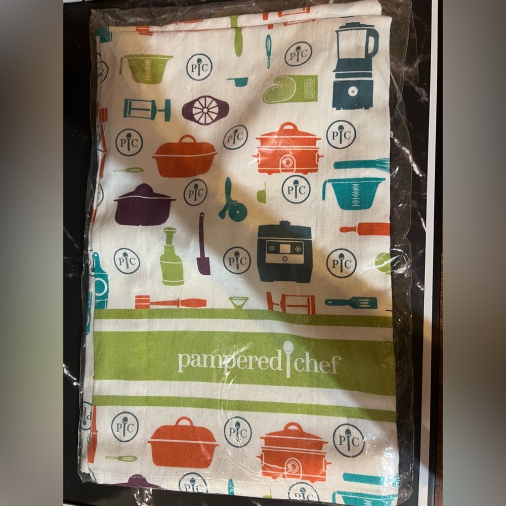 Pampered Chef Colorful Kitchen Towels, set of 2, NEW